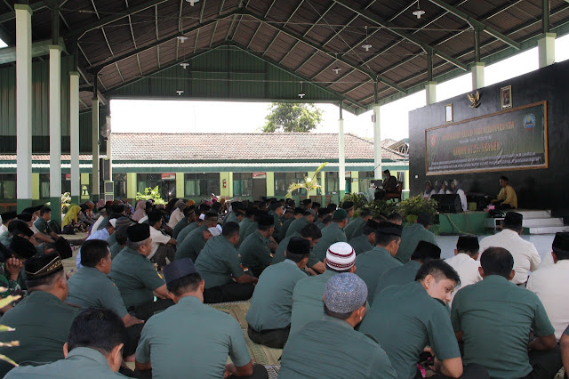 Peringatan Maulid Nabi Muhammad SAW Kodim 0725/Sragen bersama KH Ma’ruf Islamuddin Peringatan Maulid Nabi Muhammad SAW Kodim 0725/Sragen bersama KH Ma’ruf Islamuddin