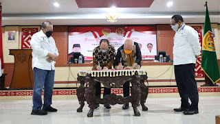 penandatangan MoU antara Kadin Jawa Timur dan Kadin Nusa Tenggara Timur