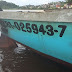 Barco com seis pescadores pega fogo após explosão e dois têm metade do corpo queimado