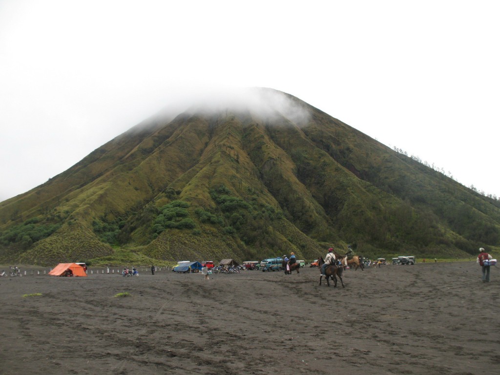 Perjalanan Wisata: Mendaki Gunung Bromo Pasuruan Jawa Timur