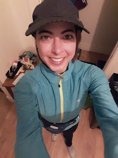 Coureuse souriante, à l'intérieur, casquette