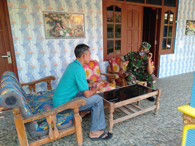 Babinsa Desa Karanganom  Adakan Komsos dengan Warga Binaan