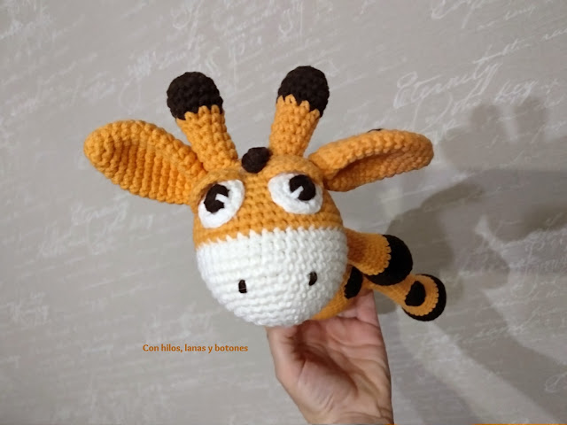 Con hilos, lanas y botones: Greta jirafa amigurumi (patrón Cucapuntoes)