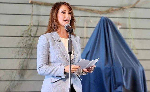 Princess Marie wore a sky blue Drosom blazer from Ralph Lauren. Princess presented the Federation of Retail Grocers' honorary award