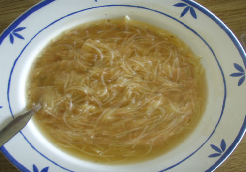 Sopa de fideos con frejoles