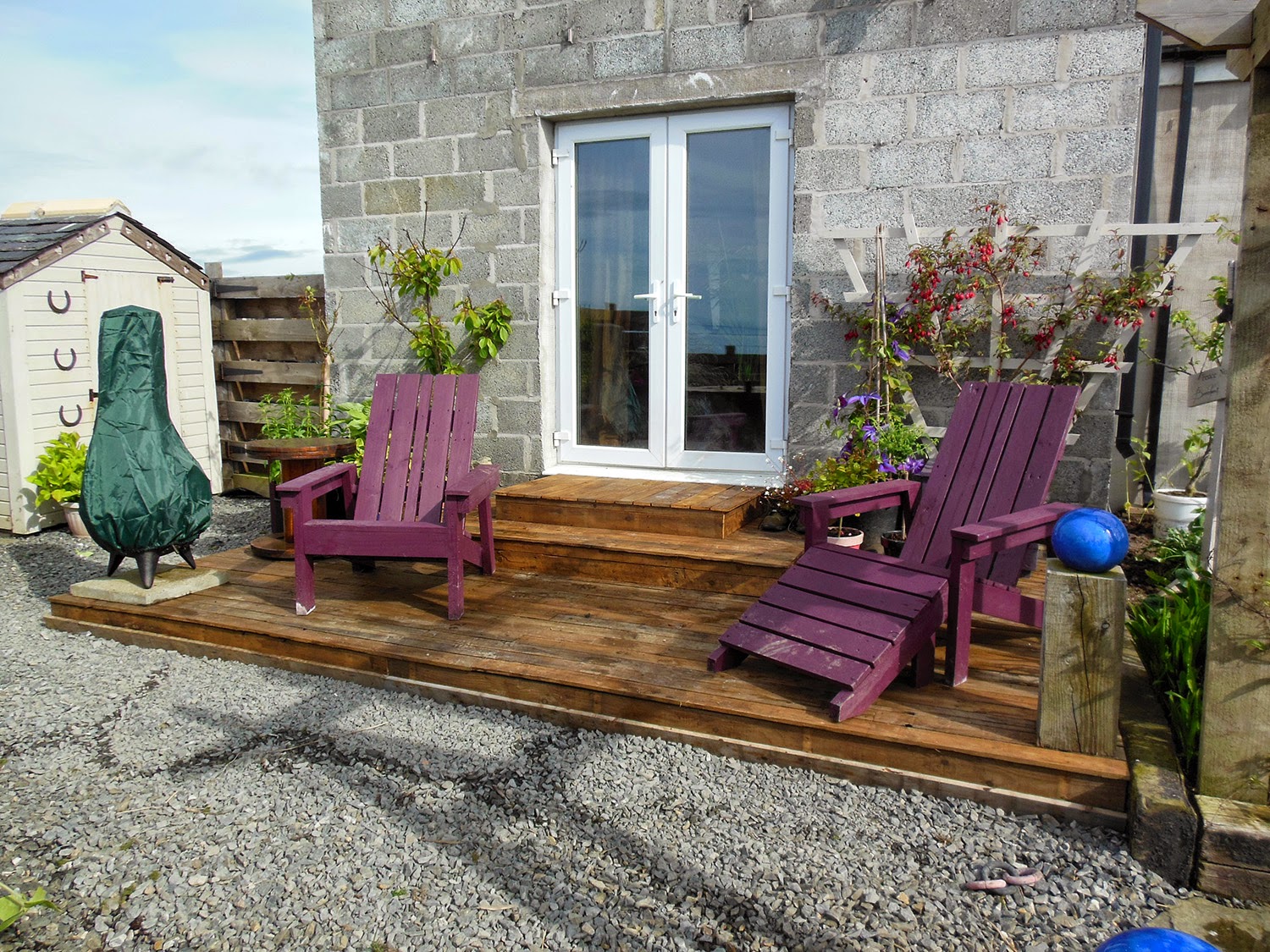The Tenacious Gardener! DIY pallet wood decking