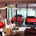 Milionários estacionam seus carros luxuosos na sala de estar do apartamento