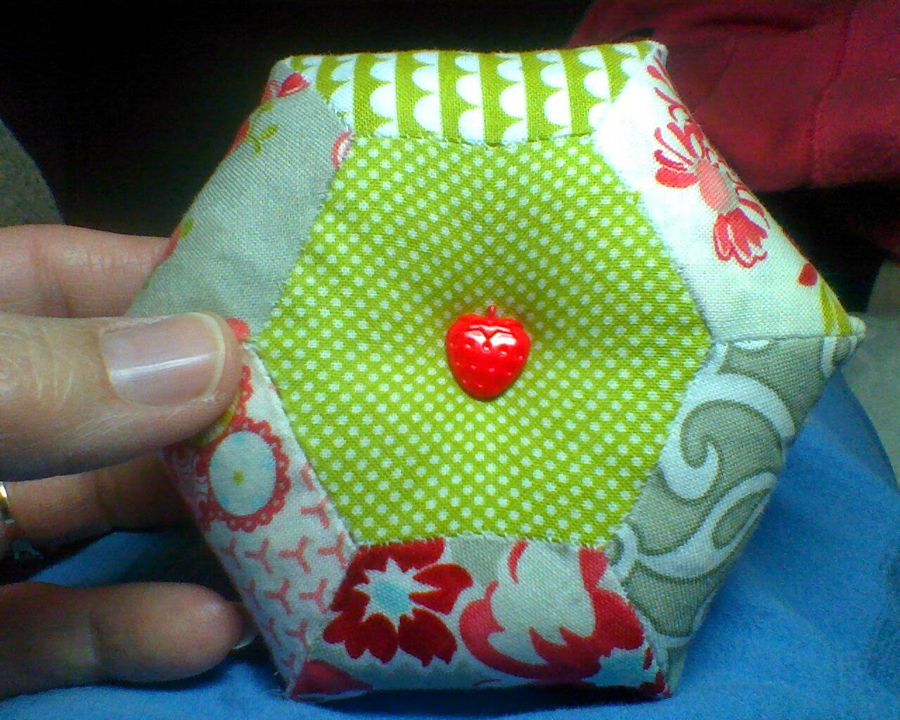 AddictedToNeedleAndThread Hexagon Pin Cushion