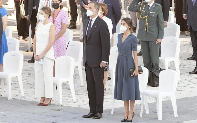 Queen Letizia wore a v-neck embroidered crepe dress from Bottega Veneta. Prada leathers pumps, Carolina Herrera clutch bag