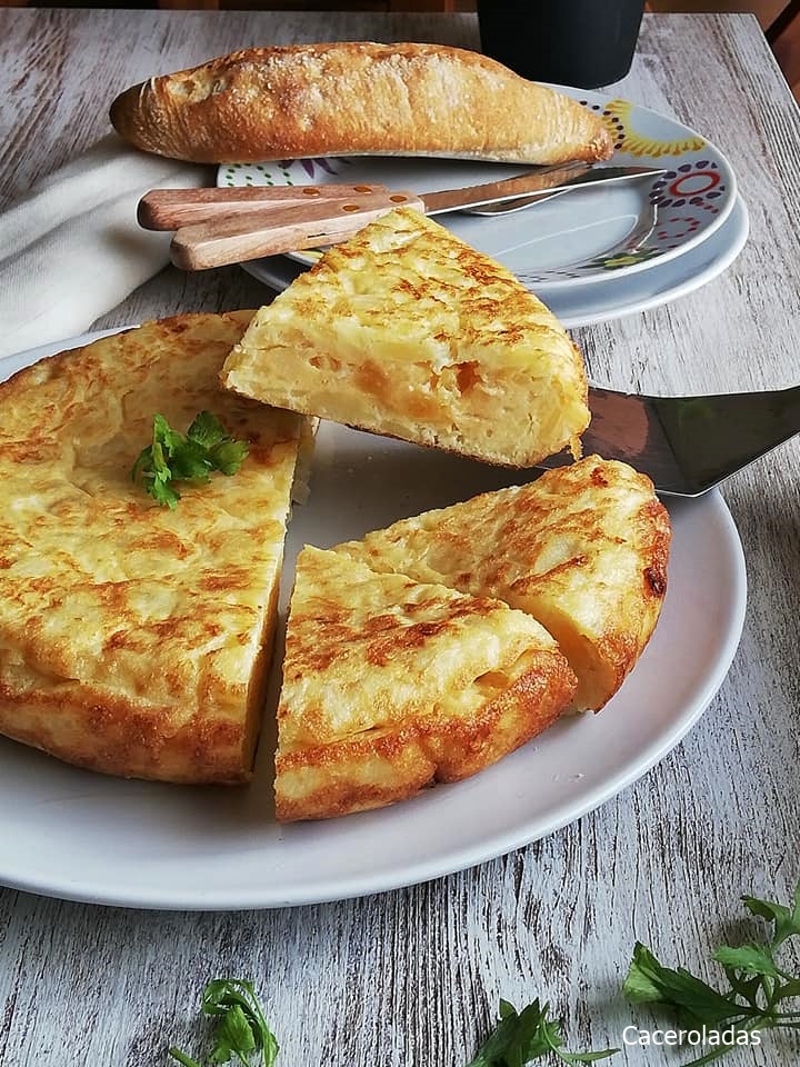 Tortilla de patatas. Receta fácil paso a paso Caceroladas