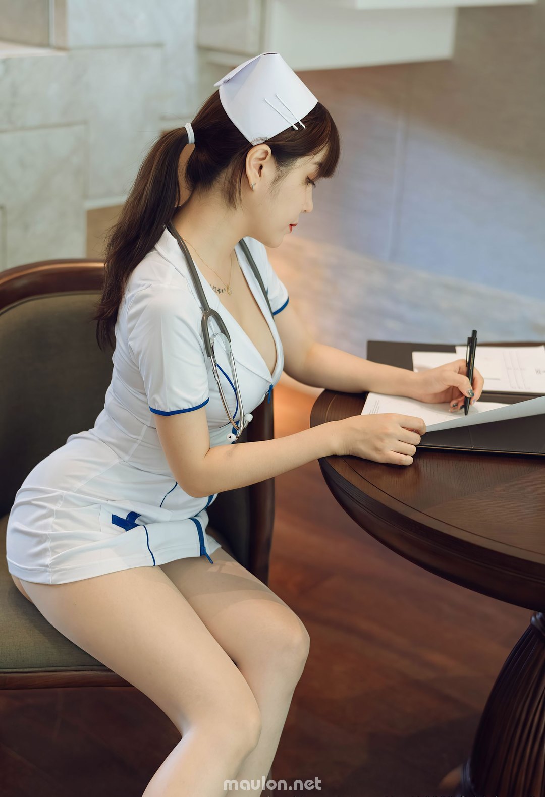 Nữ y tá sexy 01