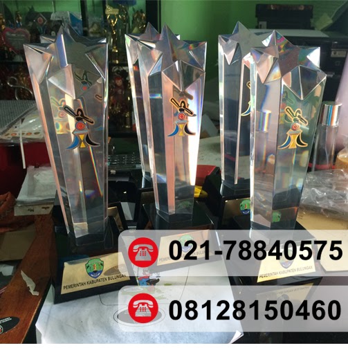 jasa plakat semanggi melayaniplakat akrilik trophy piala plakat akrilik resin dan medali cepat putriadv