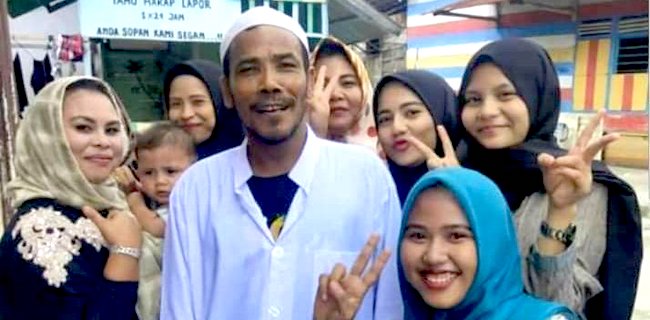 Prank Motor Jokowi, M. Nuh Kini Jadi Idola Di Kampungnya Prank Motor Jokowi, M. Nuh Kini Jadi Idola Di Kampungnya