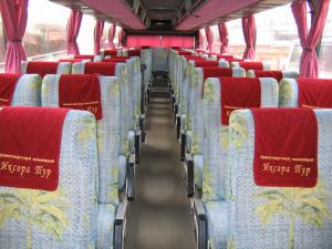 Комфортабельный салон Автобуса 50-70 мест с раскладными сиденьями, телевизором, DVD и микрофоном