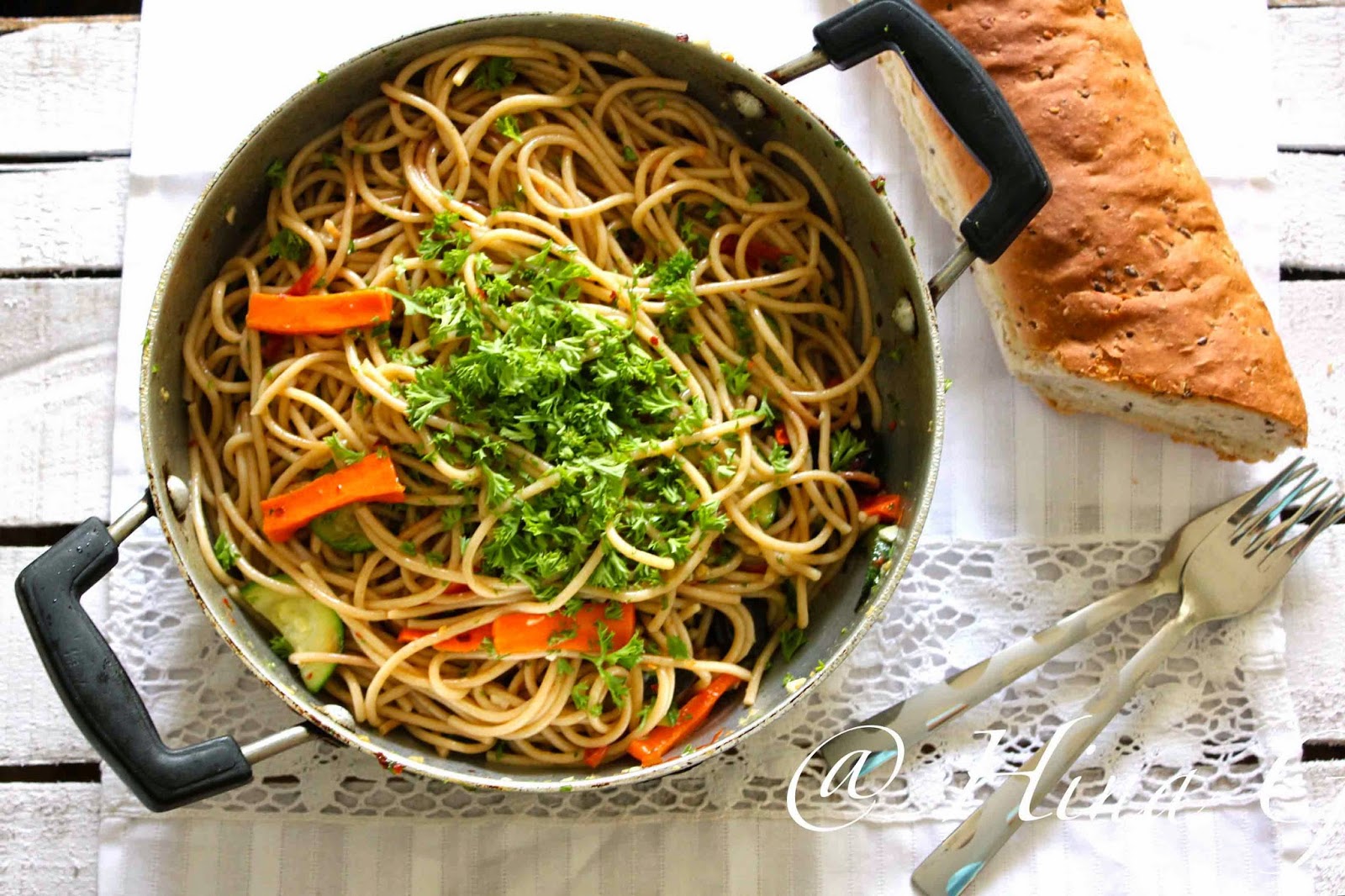 Spaghetti Alio Olio (Spaghetti with Garlic &amp; Oil) - Fun FOOD Frolic