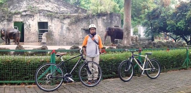 bersepeda gowes di kebun binatang ragunan nurul sufitri travel lifestyle blogger panasonic bianch