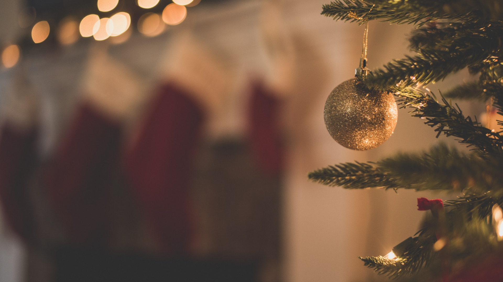 Christmas Wallpaper: Gold Ornament