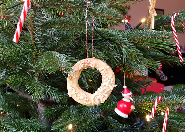 Rezept für Kaerlighedskranse: Das dänische Weihnachtsgebäck mit Herz. Die leckeren runden Plätzchen aus Dänemark eignen sich auch gut als Dekoration im Weihnachtsbaum.