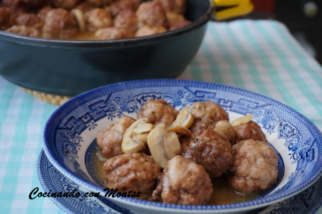 Receta de albóndigas en salsa con champiñones