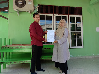 Penyerahan oleh staf baznas kepada bendahara TKA Budi Mulya