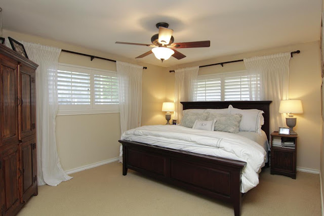 inpiring-bedroom-ceiling-fans-with-lights-and-white-curtains