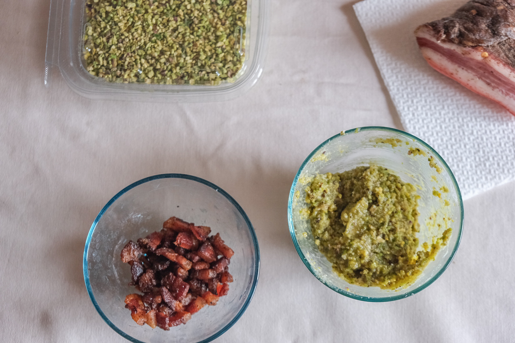 Pasta al pesto di pistacchio, guanciale e parmigiano reggiano Seduti