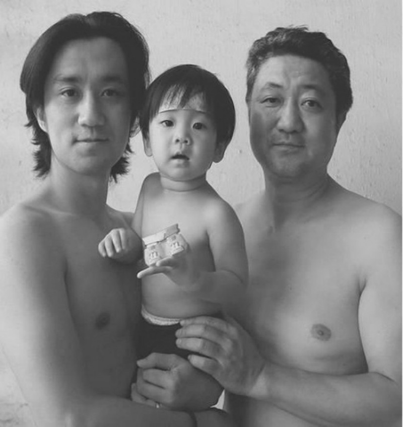 Foto 26 Tahun Bersama Sang Anak yang Kuras Air Mata Netizen
