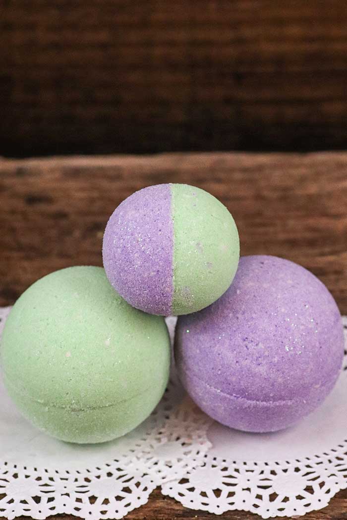 How to Make a Glitter Bath Bomb Recipe - Everything Pretty