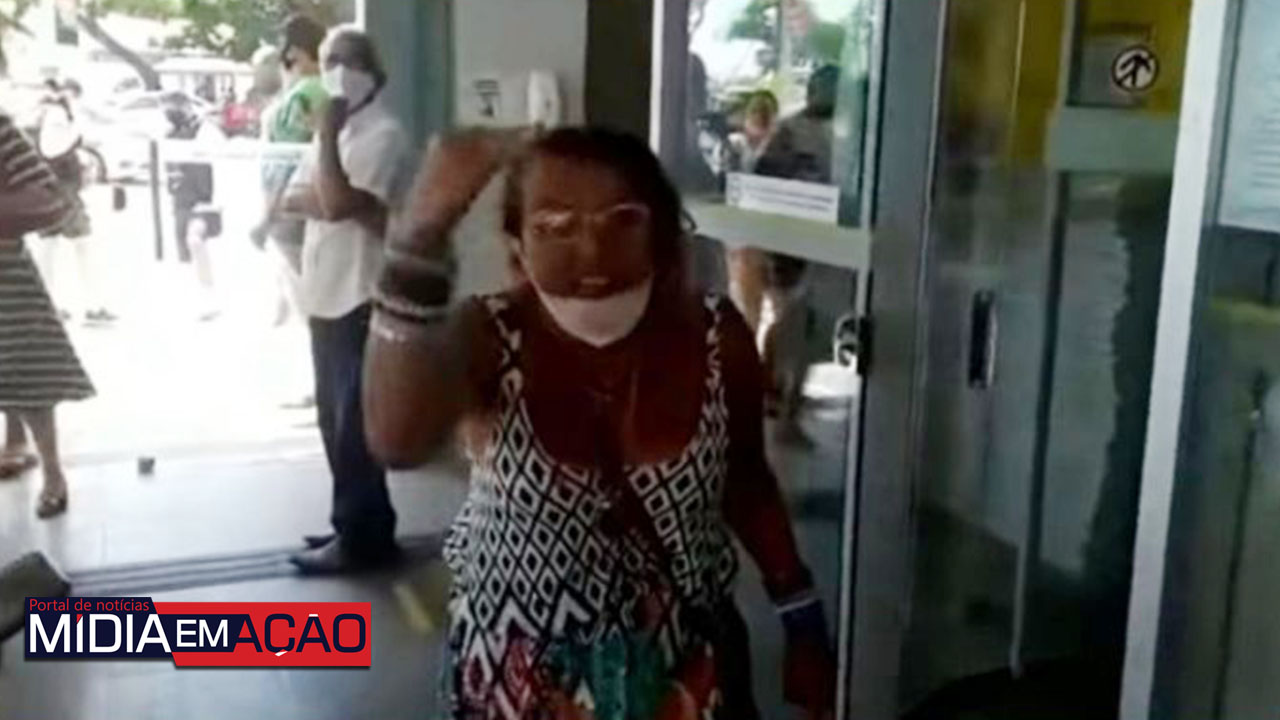 "Sou a maior racista do planeta Terra", diz mulher detida por agressões em agência bancária