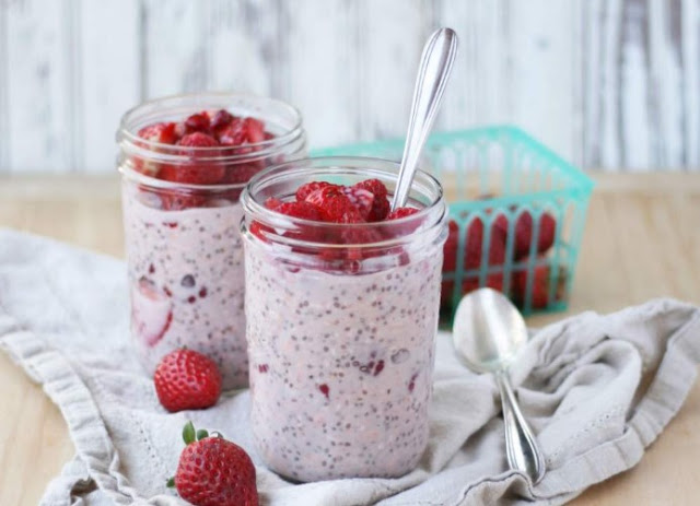 Strawberries and Cream Overnight Oats #healthy #breakfast