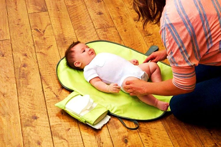 Bez değiştirmeden evvel ellerin yıkanması gerekir, çünkü ellerdeki bakteriler bebeğe geçebilir.