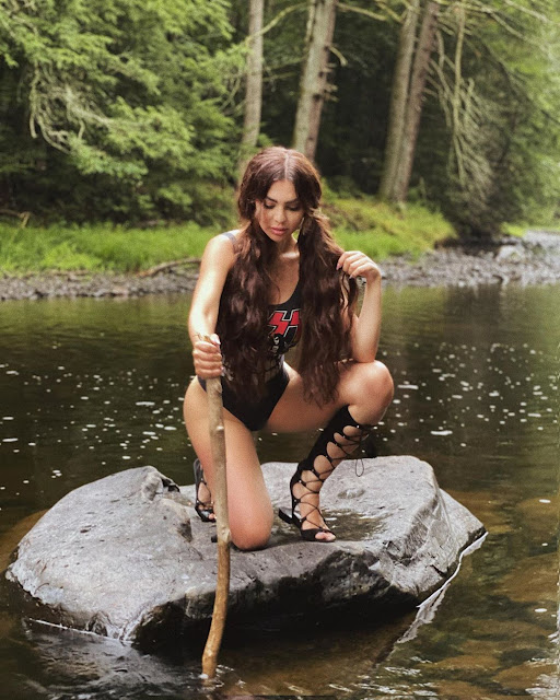 احدث صور المطربة قمر بالمايوه الاسود ، صور جلسة تصوير المطربة قمر على انستقرام