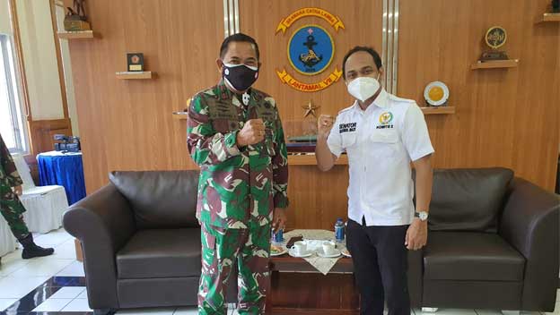 Laksma TNI IG Kompiang Aribawa bersama Fachrul Razi