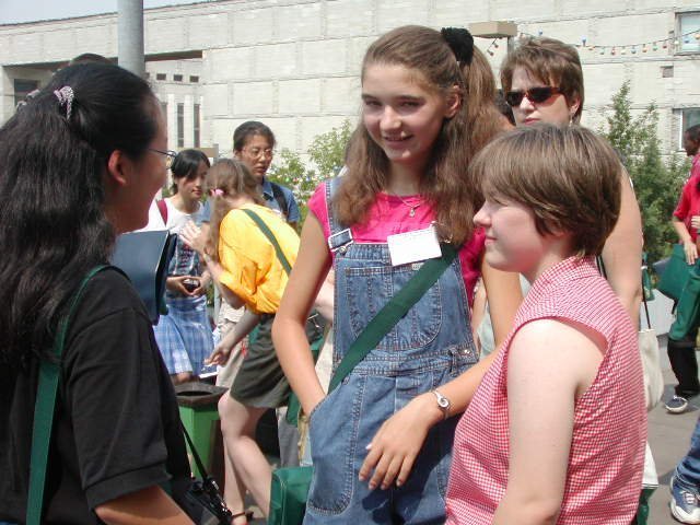 各國代表在飯店大門口拍團體照，我同學與俄國女孩 Olga、Irina 相談甚歡