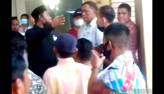 Warga Aceh Usir 39 TKA China yang Tak Bawa Visa Kerja Warga Aceh Usir 39 TKA China yang Tak Bawa Visa Kerja