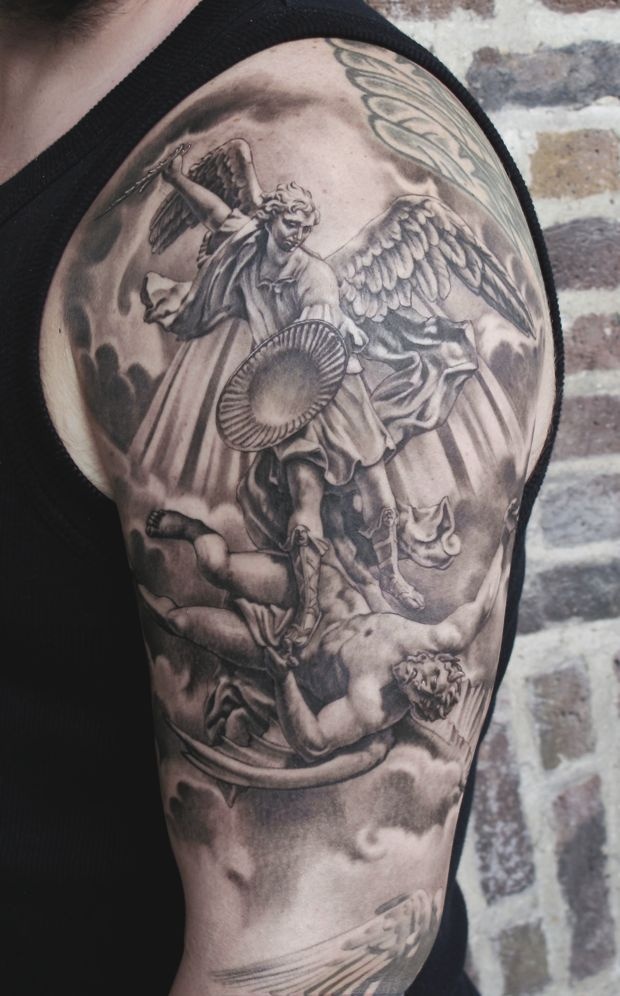 vemos tatuaje de un ángel de la guarda, es un tatuaje realista en tonos grises