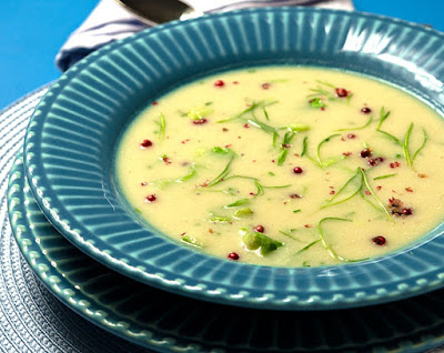 Sopa de couve-flor, chuchu e alho-poró com cebolinha francesa