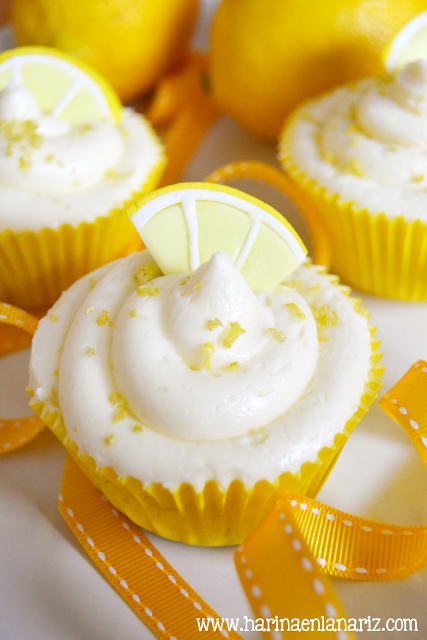 cupcake de limón con rodaja de limón en fondant