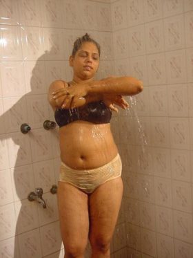 Desi Bhabi Hot Nude Bath