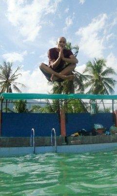 Gaya Berfoto Ala Manusia Terbang - Kakarmand Palu