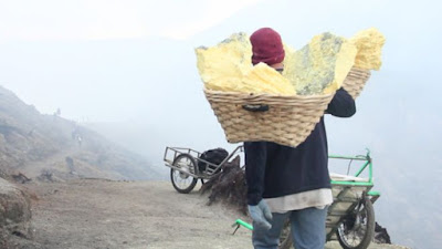 160521084239_miners_ijen_crater_indonesia_640x360_bbcindonesia_nocredit Kawah Ijen Banyuwangi, Negeri diatas Awan