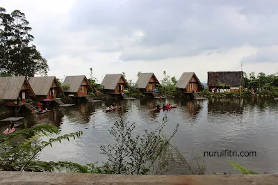 Gazebo di Pinggir Danau - Dusun Bambu Lembang