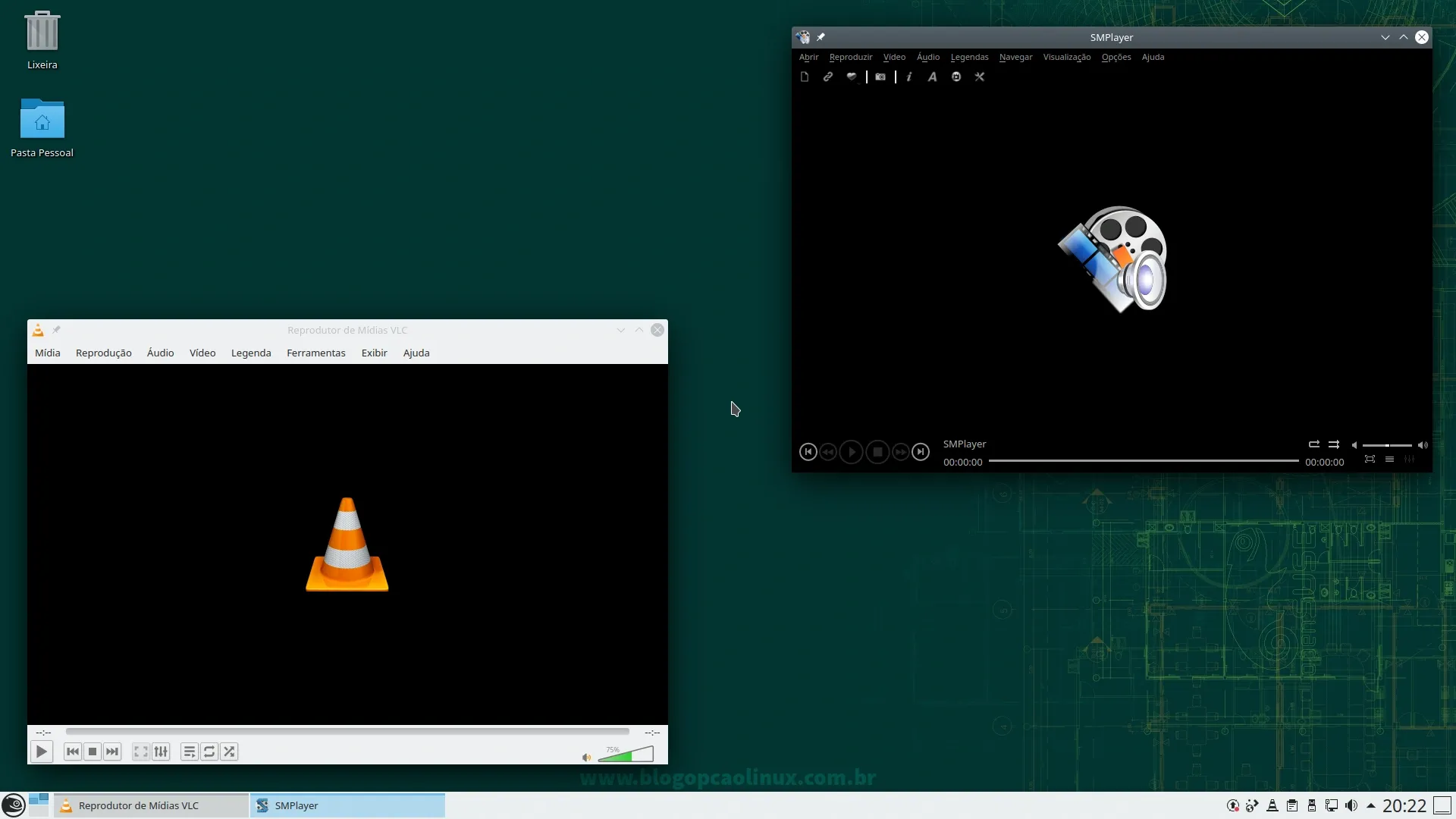 VLC Media Player e SMPlayer executando no openSUSE Leap 15.3