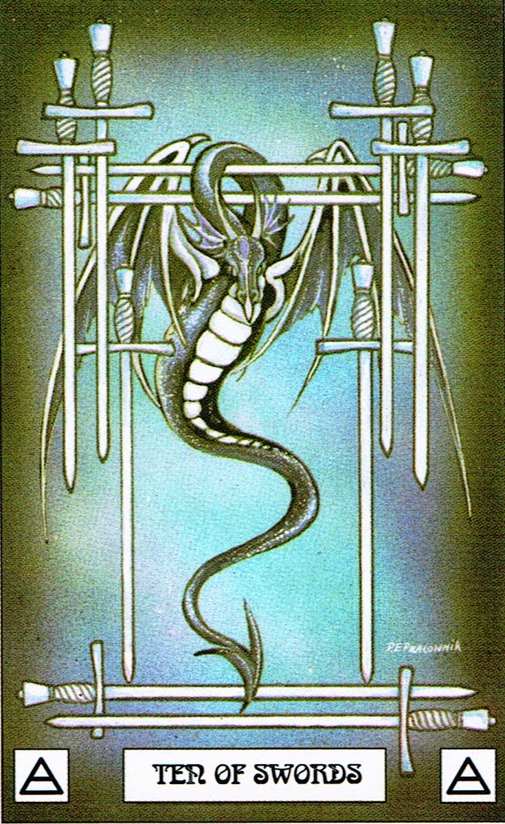 таро райдера уэйта 10 мечей. 10 мечей уэйт. десятка мечей таро. карта таро 10 мечей. королевское золоченое таро 10 мечей.