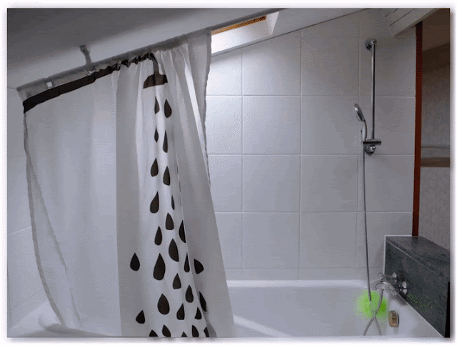 rideau de douche ikea gouttes noir et blanc baignoire sous plafond en pente