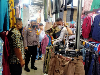 Cegah Covid 19, Bhabinkamtibmas Kelurahan  Ende lakukan Patroli Pasar