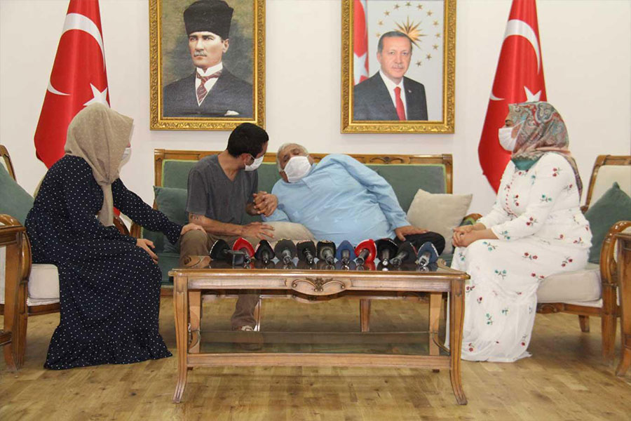Evlat nöbetindeki bir aile daha evladına kavuştu Evlat nöbetindeki bir aile daha evladına kavuştu