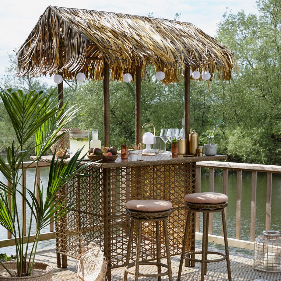 Ideas inspiradoras para crear un pequeño bar en el jardín