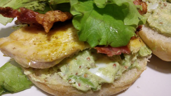 sandwich de pollo al curry con salsa de aguacate