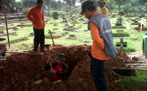 Merinding Bacanya!! Kesaksian Penjaga Kubur Keluarga Korban Pembunuhan Sadis di Pulomas...